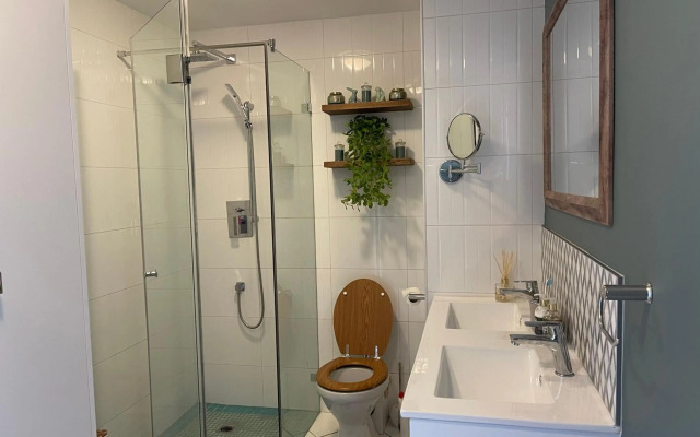 CJ’s OceanCityView Modern Secure 1 bed apartment