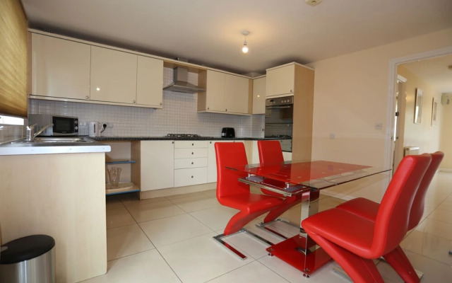 Beautiful 4 beds Hillview House