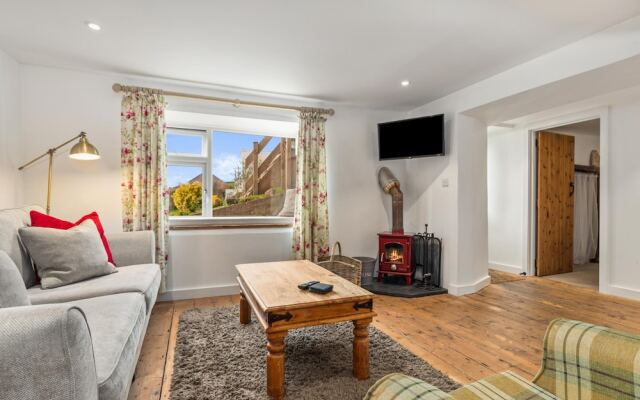 The Cwtch Apartment - Sea Views Walk to Beach