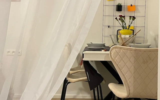 One Lux Stay Near Antwerp Central - Studio Apartment