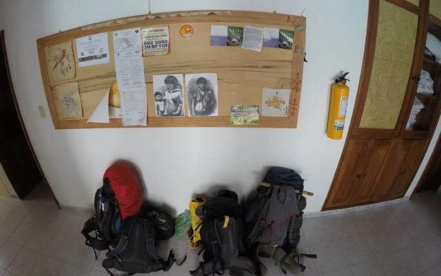 Leticias Guest House - Hostel