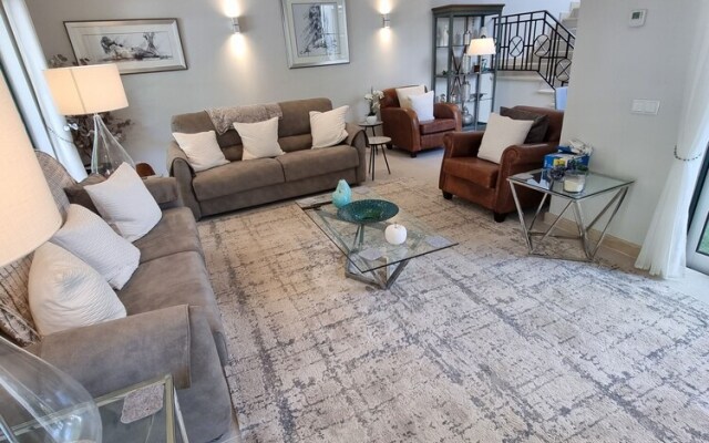 Beautiful 2-bed Villa in Quinta do Lago With Pool