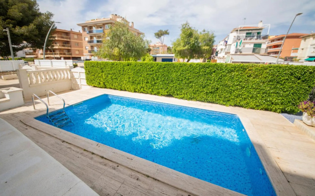R126 Beachfront Apartment Sant Salvador