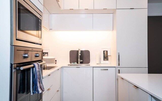 Modern 1 Bedroom Condo With CN Tower Views