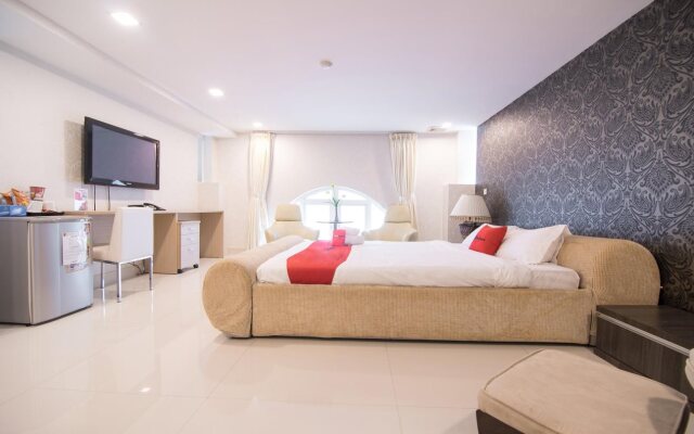 RedDoorz Plus near SECC 2