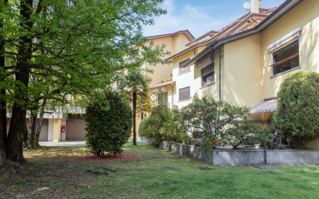Snug apartment in Lesa with balcony