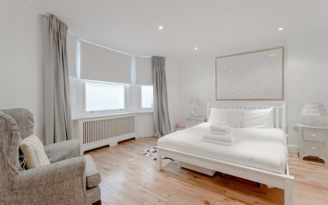 2 Bedroom Apartment With Garden in Ladbroke Grove