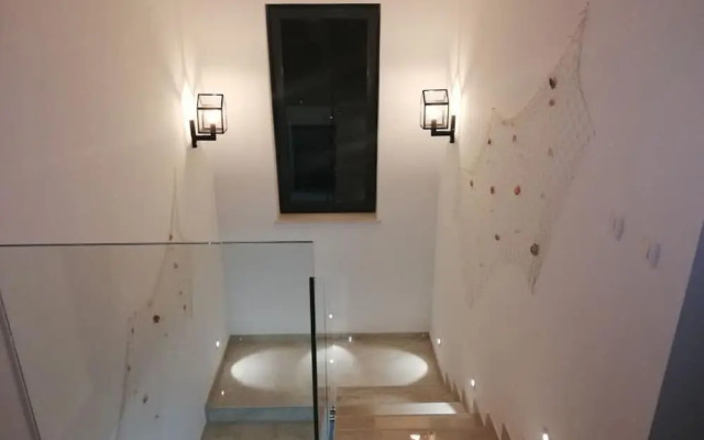 Charming Coastal Escape With Sea Views - 7 Guests