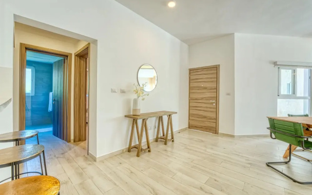 Unique Modern Condo with Beach Access