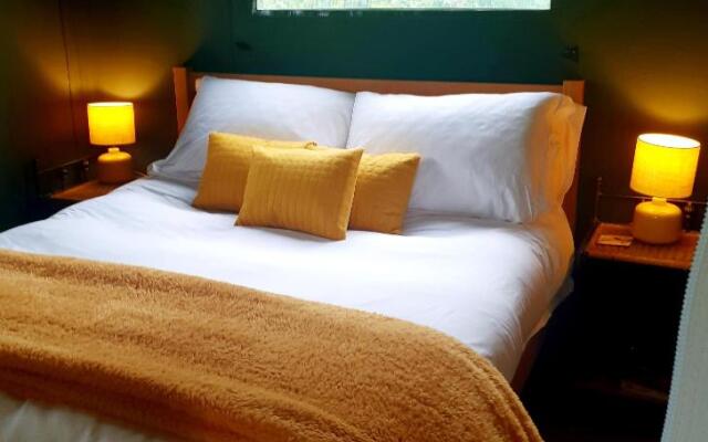 Brackenhill Glamping - Safari Tent with Hot Tub