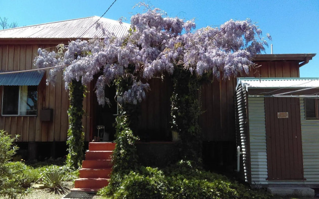 Wisteria Cottage and Cabins