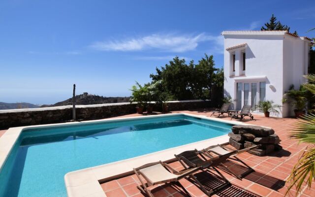 Splendid Villa With in Sayalonga Swimming Pool