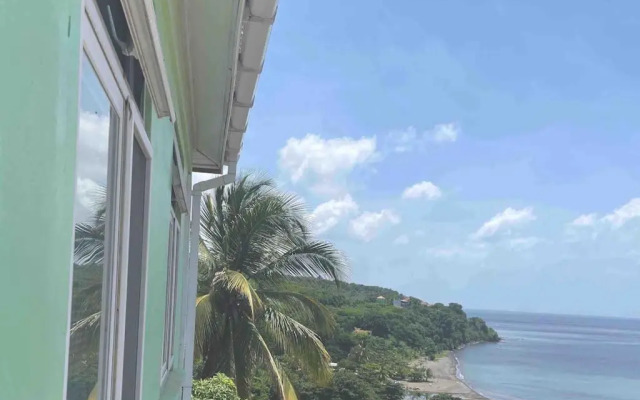 Spacious, Cozy Two Bedroom Apartment Overlooking the Beach