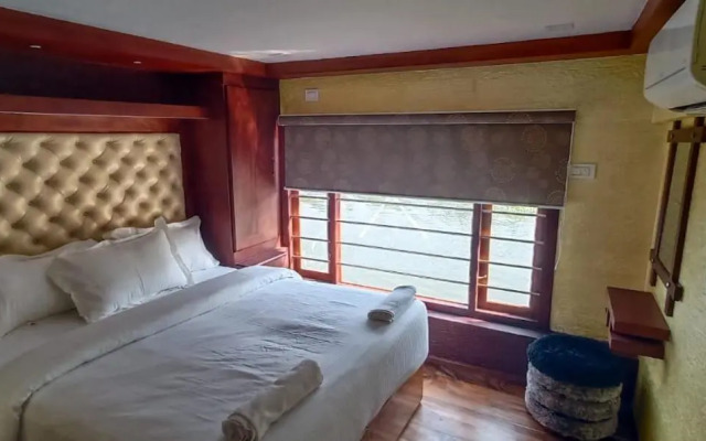 Soma Houseboat
