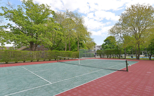 Village Latch Inn Hotel