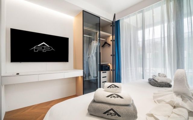 Beachfront A110 Luxury Pool Access Studio