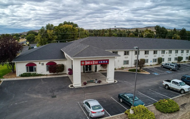 Rory & Ryan Inn