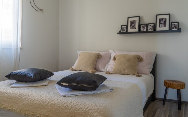 Modern Apartment With Balcony, Near Shopping Mall