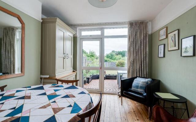 Cheerfull 3-bedroom Home With Parking Garden
