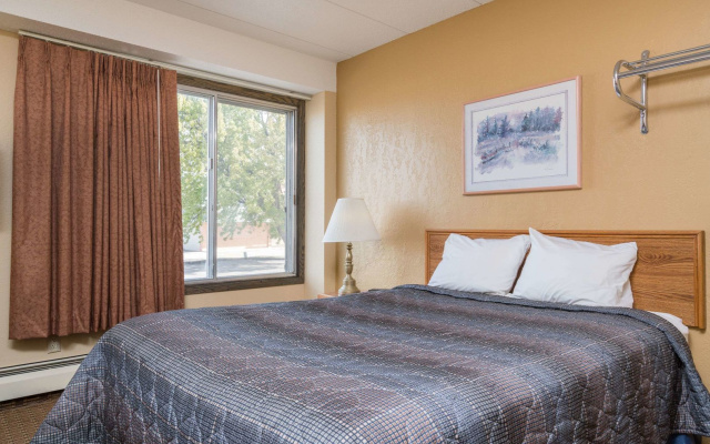 Super 8 by Wyndham Owatonna