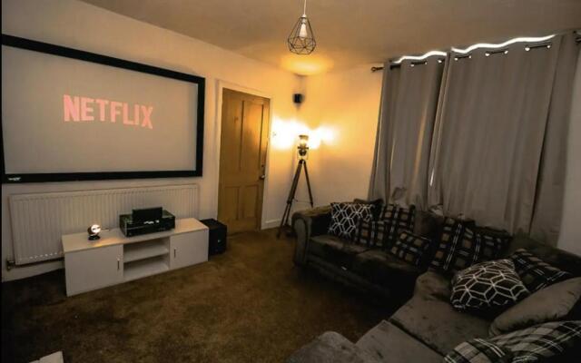 Large Stunning City Centre House With Cinema Room