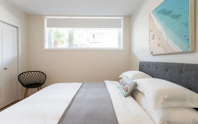 Perfect 2 Bdr, 2 Bath Landing for the Family