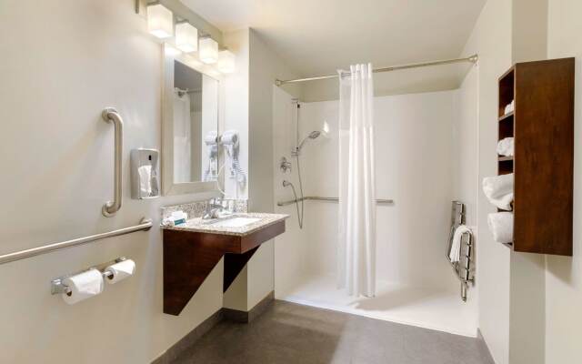 Clarion Pointe Staunton East