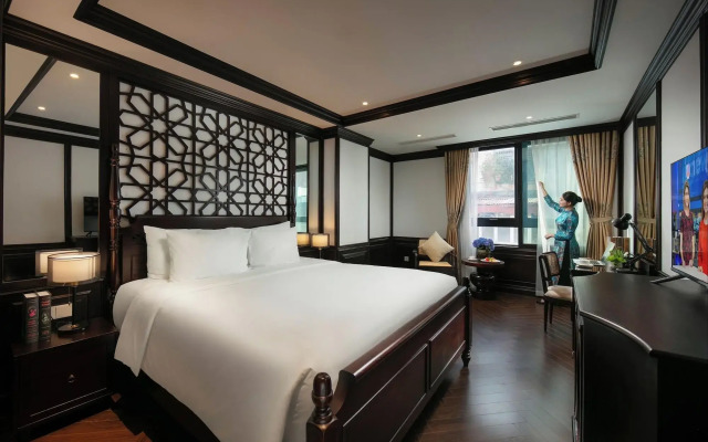 May de Ville Crown Hotel