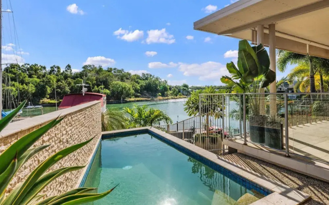 Water-front Paradise Pool - BBQ - Balcony Dining