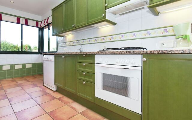 Quaint Villa in Navata With Fenced Garden