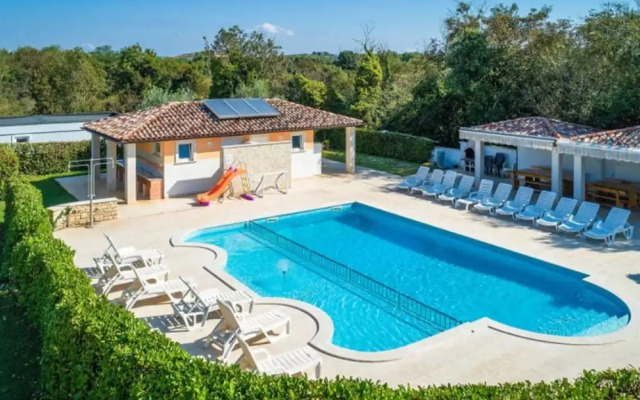 Welcoming Mobile Home in Banjole With Swimming Pool