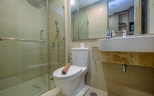 Cozy Gold Coast Studio Apartment with Pool and Sea View