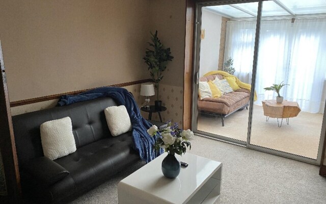 Lovely 5-bed House in Maidstone