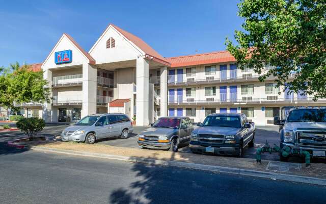 Motel 6 Fresno, CA - Yosemite Hwy