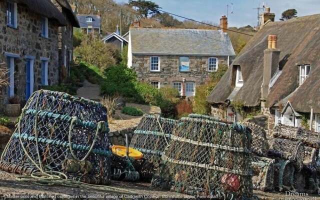 Kitty Unique 60s Caravan set in Pretty Garden