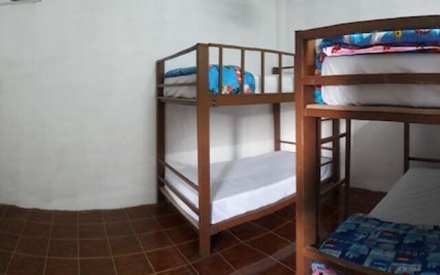 Ba'mi thakhek hostel