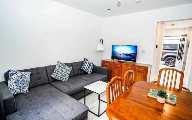 Modern 4-Bedroom Home with Free Parking