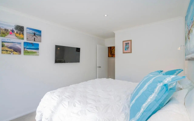 Rose's Beach Pad - Matarangi Holiday Home
