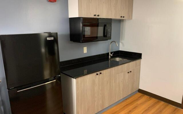 HomeTowne Studios by Red Roof Denver, PA