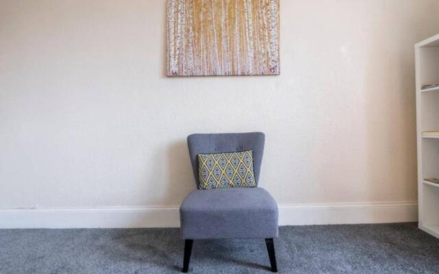 ☆ Bright, 2 Bedroom West End Apartment ☆