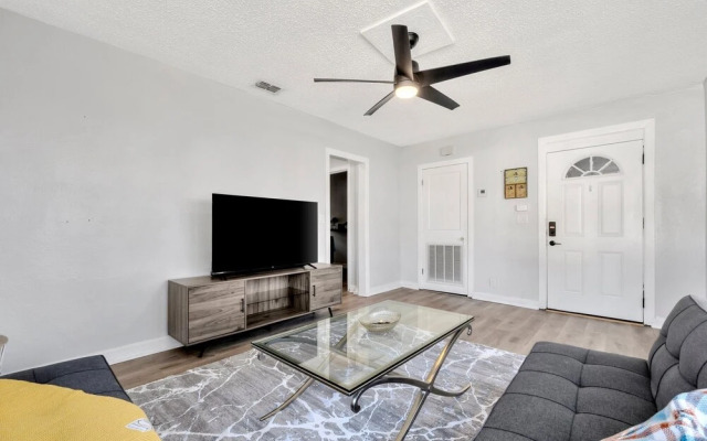 Sunset Stays by the Beach & Caddy's