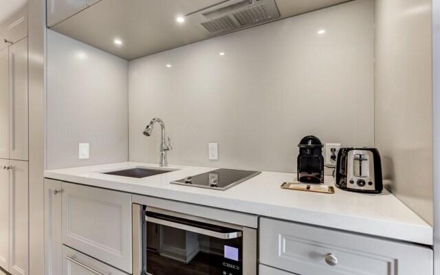 Amazing Suites In Yorkville