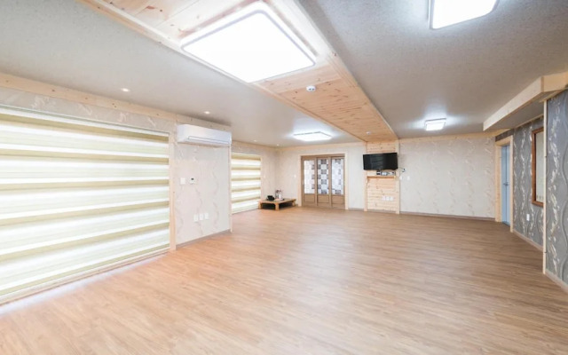 Jeju Ppalkanpungcha Pension