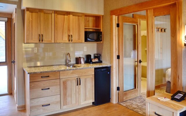 Moose Hotel And Suites