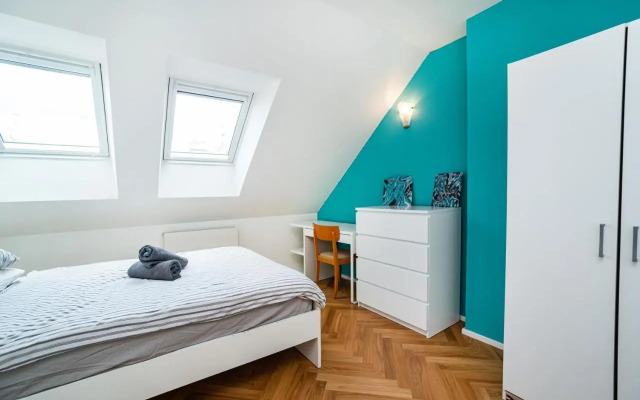 Central, Spacious, Modern 5 Bedrm duplex w/Balcony