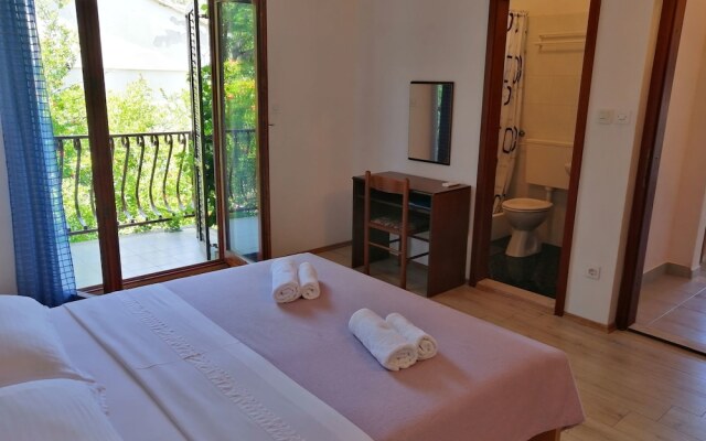 Apartments and Room Caric