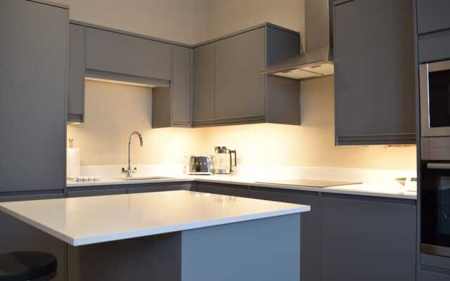 Modern 2 Bedroom Flat Central to Wimbledon