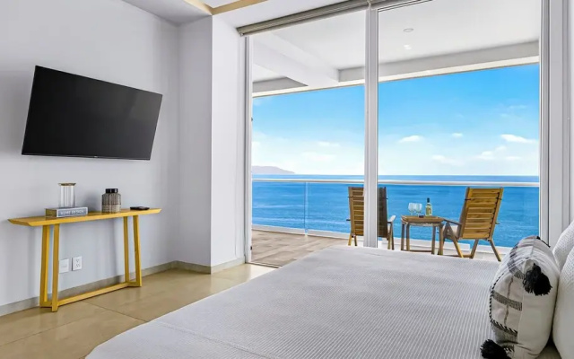 Beachfront 2BR - Pools & Balcony Views