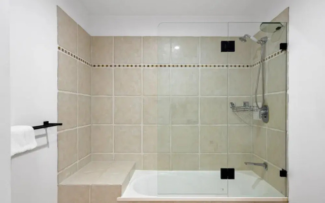 Pristine 2-bed Apartment With Pool and Balcony