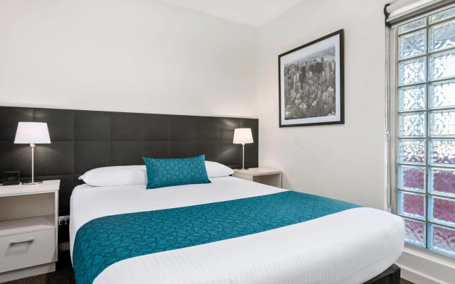 Comfort Inn & Suites Manhattan – Guest Rooms – Adelaide